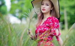 小伙化装成女中学生